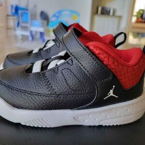 Jordan Kids Max Aura 3 (size 9)